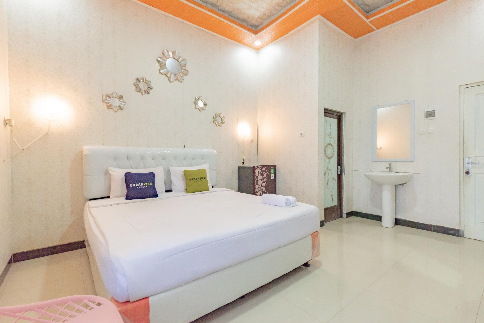 Urbanview Hotel Rifal Home Tegal