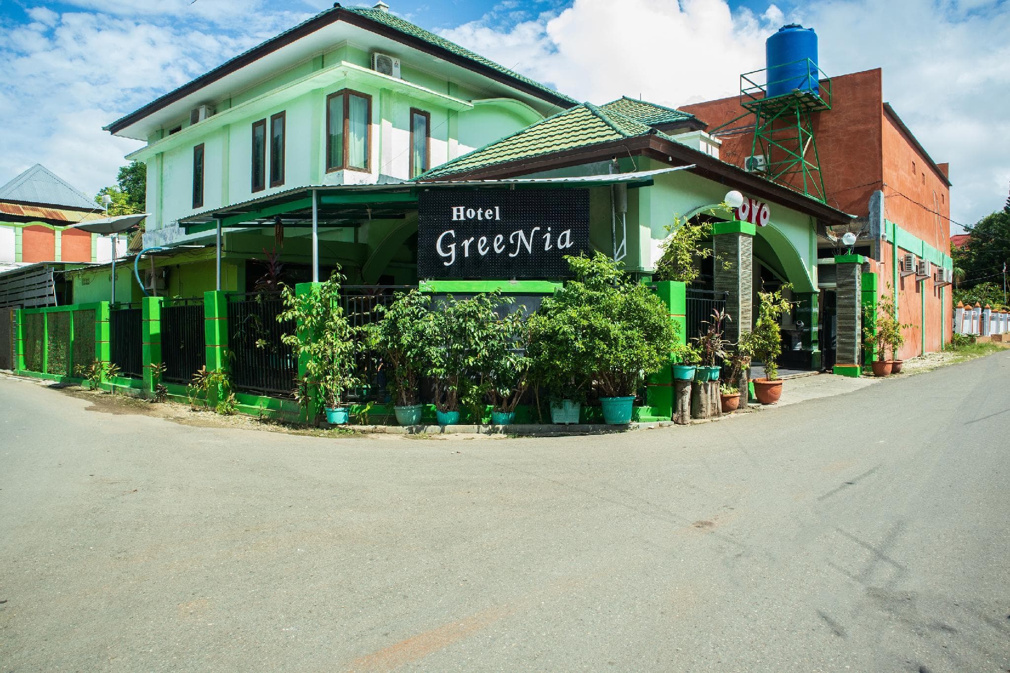 Super OYO 1682 Greenia Hotel