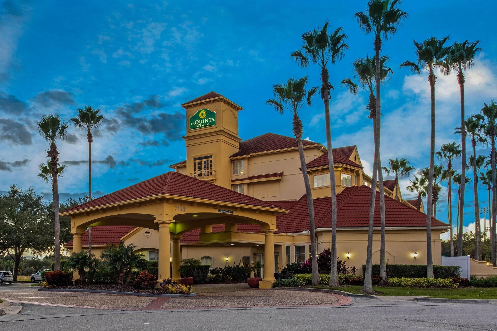 La Quinta Inn & Suites by Wyndham Orlando Airport